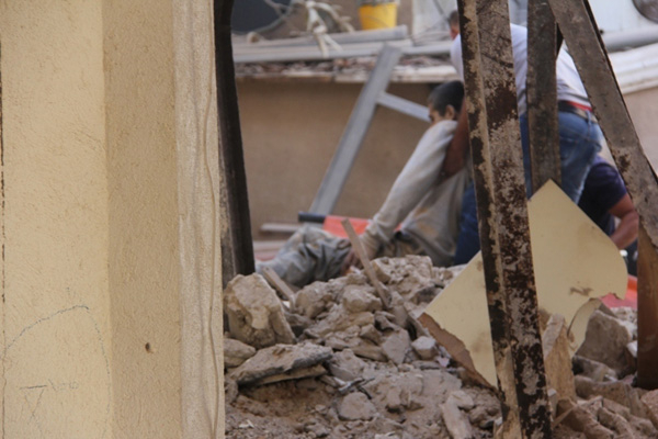 بالفيديو: مصرع عامل من أم الفحم واصابة آخرين بانهيار مبنى في شارع هرتسل قرب يافا